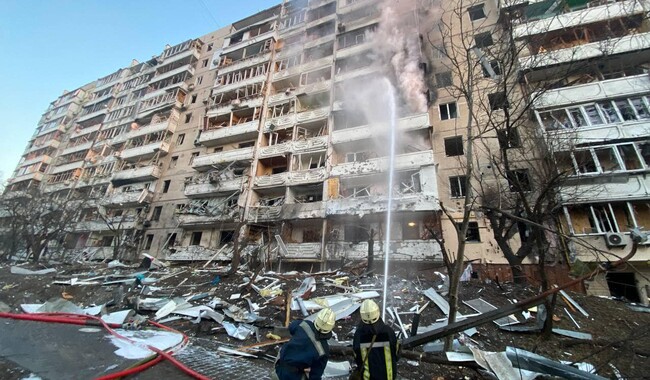 Последствия попадания боеприпаса в Подольском районе Киева. Фото: МВС Украины