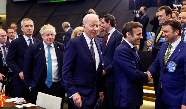 Премьер-министр Британии Джонсон, президенты США и Франции Байден и Макрон. Фото: REUTERS