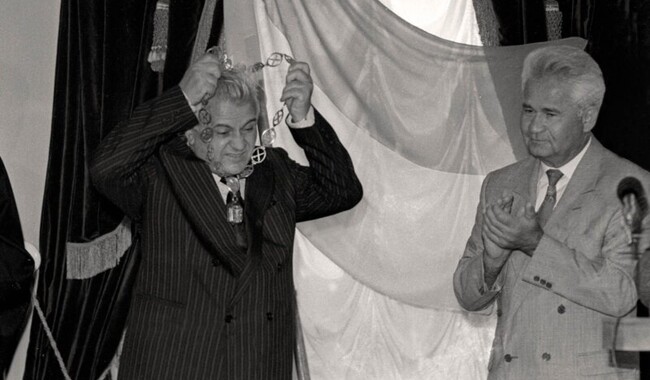 Новообраний президент України Леонід Кравчук одягає на шию президентські клейноди в Києві, 5 грудня 1991 р. Фото: УНІАН