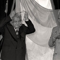 Новообраний президент України Леонід Кравчук одягає на шию президентські клейноди в Києві, 5 грудня 1991 р. Фото: УНІАН
