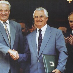 Президенты Украины и России Леонид Кравчук и Борис Ельцин после церемонии подписания соглашения о Черноморском флоте. Ялта, 3 августа 1992 года. Фото: УНИАН