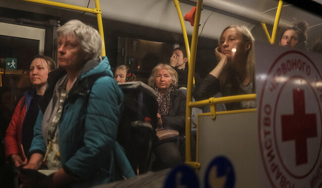 Часть гражданских удалось эвакуировать в Запорожье. Фото: REUTERS/Gleb Garanich