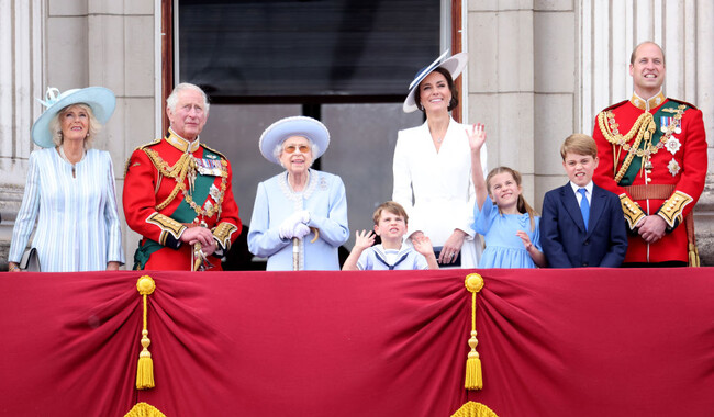Королева и члены ее семьи наблюдают за воздушным парадом. Фото: Photo by Chris Jackson/Getty Images