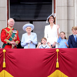 Королева и члены ее семьи наблюдают за воздушным парадом. Фото: Photo by Chris Jackson/Getty Images