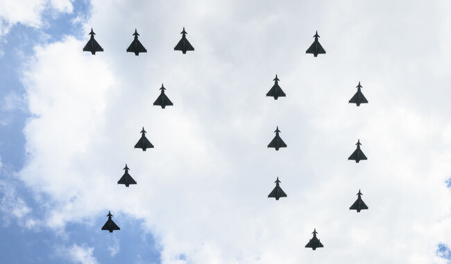 Група літаків у формі числа 70 пролетіла до Букінгемського палацу. Фото: Photo by Leon Neal/Getty Images