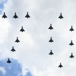 Группа самолетов в форме числа 70 пролетела к Букингемскому дворцу. Фото: Photo by Leon Neal/Getty Images