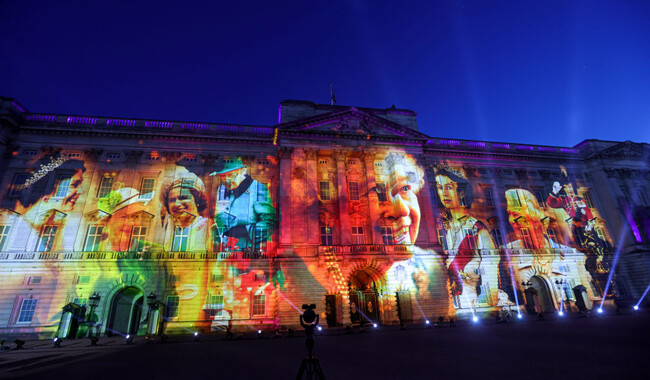 Проекции на фасаде Букингемского дворца с изображением королевы Елизаветы II. Фото: Photo by Chris Jackson -WPA Pool/Getty Images