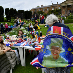 Люди насолоджуються вечіркою в саду під час святкування платинового ювілею британської королеви Єлизавети II у замку Хіллсборо у Ройал-Хіллсборо. Фото: REUTERS/Clodagh Kilcoyne