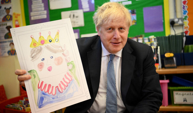 Прем`єр-міністр Великої Британії Борис Джонсон позує з портретом британської королеви Єлизавети II, який він намалював під час уроку малювання з дітьми в рамках відвідування дитячої школи Філд-Енд у Південному Руїсліпі. Фото: Daniel Leal/Pool via REUTERS