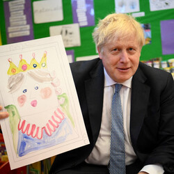 Премьер-министр Великобритании Борис Джонсон позирует с портретом британской королевы Елизаветы II, который он нарисовал, во время урока рисования с детьми в рамках посещения детской школы Филд-Энд в Южном Руислипе. Фото: Daniel Leal/Pool via REUTERS