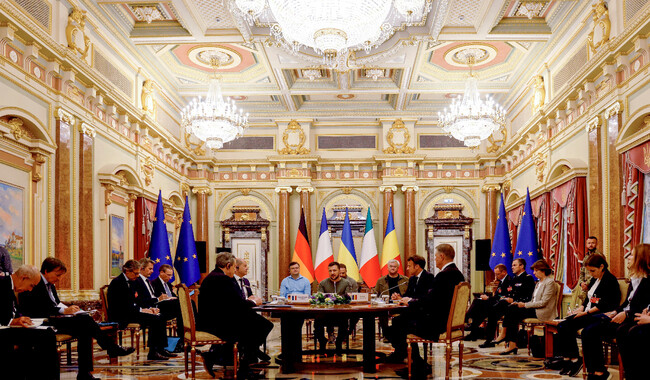 Они обсуждали поставки оружия и возможное вступление Украины в ЕС. Фото: Ludovic Marin/Pool via REUTERS