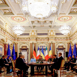 Они обсуждали поставки оружия и возможное вступление Украины в ЕС. Фото: Ludovic Marin/Pool via REUTERS