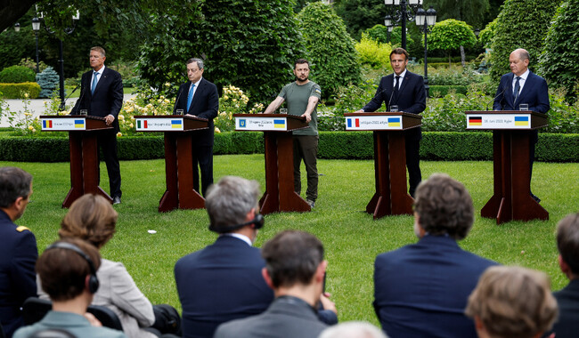 После переговоров лидеры дали пресс-конференцию. Фото: REUTERS/Valentyn Ogirenko