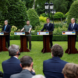 После переговоров лидеры дали пресс-конференцию. Фото: REUTERS/Valentyn Ogirenko