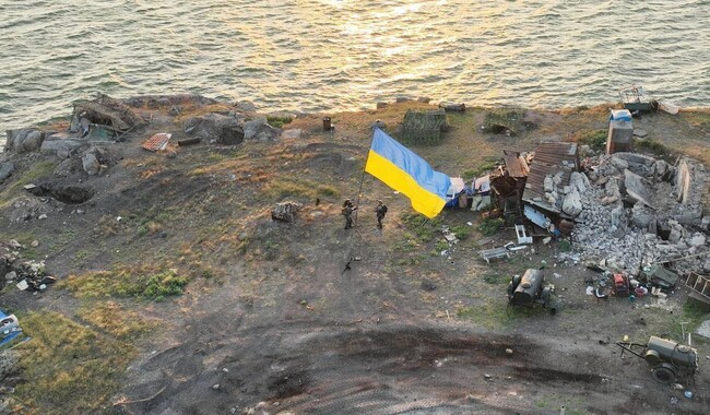 Український прапор на Зміїному. Фото: t.me/mvs_ukraine