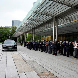 На церемонии могут присутствовать только родственники и близкие Синдзо Абэ. 