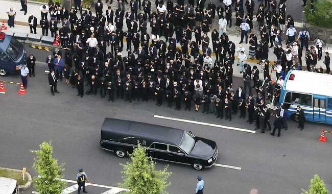 Катафалк с телом Синдзо Абэ проехал по центральным улицам Токио.