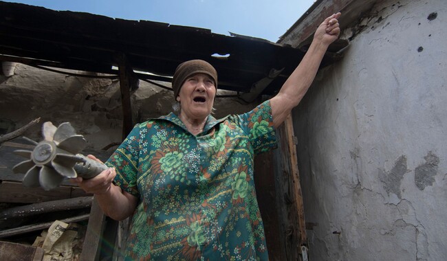 Измученные лица мирных жителей, потерявших жилье от взрывов снарядов. Фото: facebook.com / Сергей Ваганов