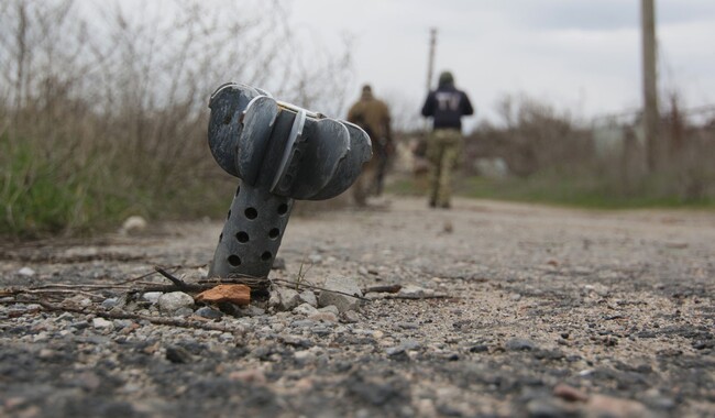 Хвостовики  мин, застрявших в асфальте стали уже привычным явлением. Фото: facebook.com / Сергей Ваганов