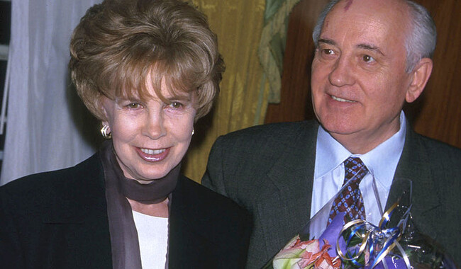 С супругой Раисой Горбачевой, 1999. Фото: Getty Images
