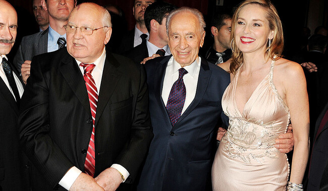 С президентом Израиля Шимоном Пересом и актрисой Шэрон Стоун на праздновании своего 80-летия в Лондоне. Фото: Getty Images
