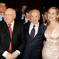 С президентом Израиля Шимоном Пересом и актрисой Шэрон Стоун на праздновании своего 80-летия в Лондоне. Фото: Getty Images
