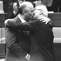 Михаил Горбачев поздравляет восточногерманского лидера Эриха Хонеккера с объятием и поцелуем после переизбрания Хонеккера Генеральным секретарем Конгресса Коммунистической партии в Восточном Берлине, Германия, 21 апреля 1986 года. Фото: REUTERS
