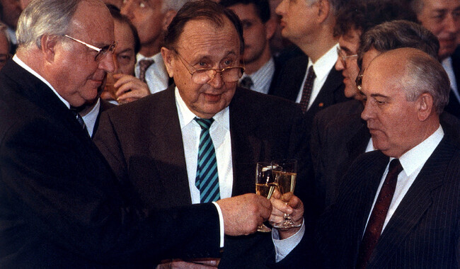 Гельмут Коль произносит тосты с бывшим советским лидером Михаилом Горбачевым и бывшим министром иностранных дел Германии Гансом-Дитрихом Геншером в ноябре 1990 года. Фото: REUTERS