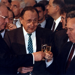 Гельмут Коль вимовляє тости з колишнім радянським лідером Михайлом Горбачовим та колишнім міністром закордонних справ Німеччини Гансом-Дітріхом Геншером у листопаді 1990 року. Фото: REUTERS