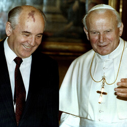 Папа Іван Павло II розмовляє з колишнім президентом СРСР Михайлом Горбачовим під час аудієнції у Ватикані, 18 листопада 1990 року. Фото: REUTERS/Luciano Mellace