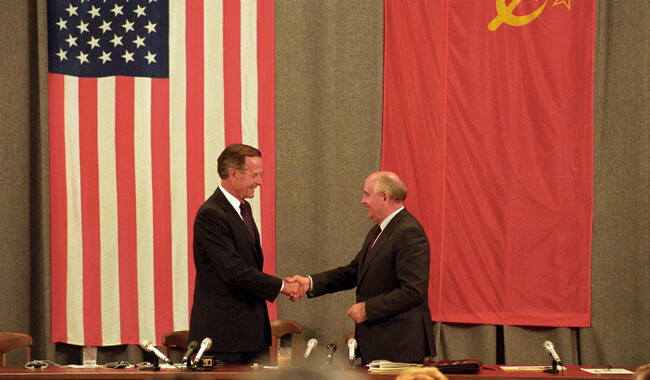 Президент Джордж Буш-старший и президент СССР Михаил Горбачев в Москве 31 июля 1991 года. Фото: REUTERS/Rick Wilking