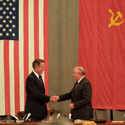 Президент Джордж Буш-старший и президент СССР Михаил Горбачев в Москве 31 июля 1991 года. Фото: REUTERS/Rick Wilking