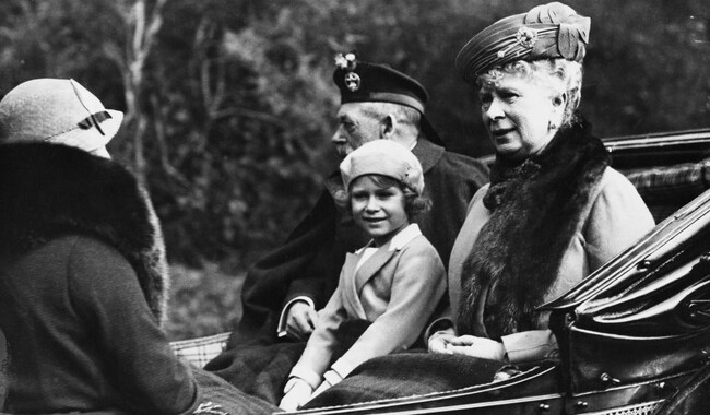 1935 рік. 9-річна принцеса Єлизавета разом з дідусем королем Георгом V і бабусею, королевою Марією Текською. Фото Getty Images)