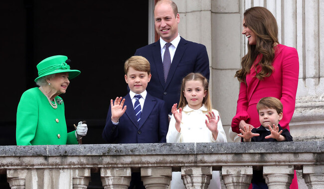 2022 год. Елизавета вместе с внуком принцем Чарльзом, невесткой Кейт Миддлтон и внуками Джорджем, Шарлоттой и Луи. Фото: Getty Images