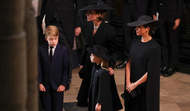 Кетрін, принцеса Уельська, Меган, герцогиня Сассецький принц Джордж і принцеса Шарлотта. Фото: REUTERS/Phil Noble