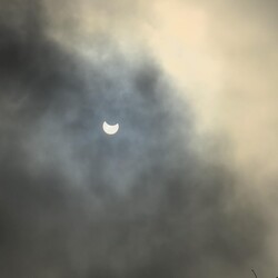 Часткове сонячне затемнення 25 жовтня у Дніпрі. Фото: instagram.com/framehunter96
