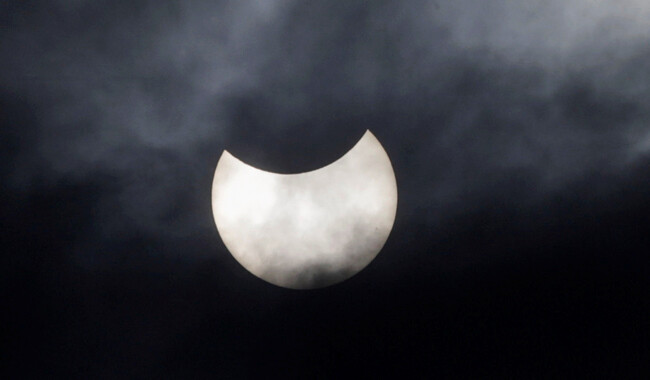 Часткове сонячне затемнення 25 жовтня у Каїрі (Єгипет). Фото: REUTERS/Mohamed Abd El Ghany