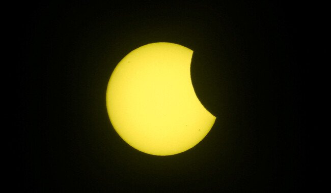 Часткове сонячне затемнення 25 жовтня у Дубаї (ОАЕ). Фото: REUTERS/Amr Alfiky