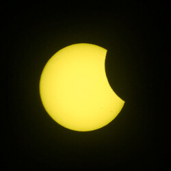 Часткове сонячне затемнення 25 жовтня у Дубаї (ОАЕ). Фото: REUTERS/Amr Alfiky
