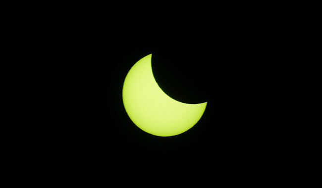 Часткове сонячне затемнення 25 жовтня у Карачі (Пакистан). Фото: REUTERS/Akhtar Soomro