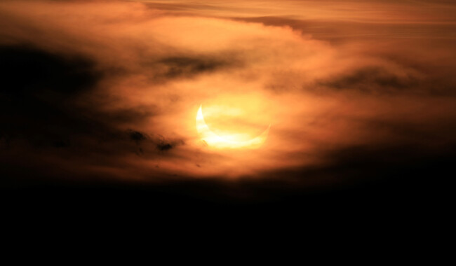 Часткове сонячне затемнення 25 жовтня у Алмати (Казахстан). Фото: REUTERS/Pavel Mikheyev
