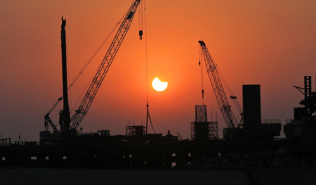 Частичное солнечное затмение 25 октября в Мумбаи (Индия). Фото: REUTERS/Niharika Kulkarni