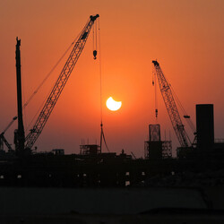 Часткове сонячне затемнення 25 жовтня у Мумбаї (Індія). Фото: REUTERS/Niharika Kulkarni