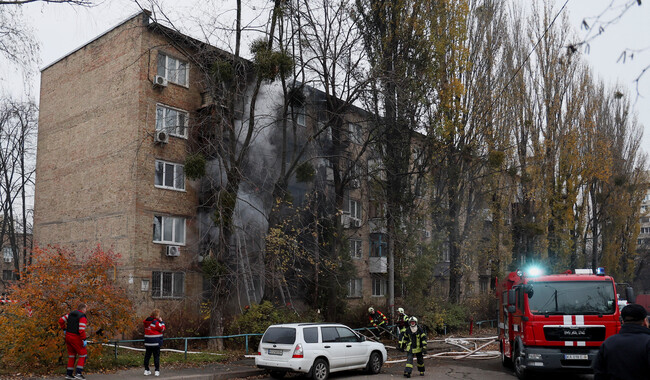 Наслідки ракетних ударів по Києву. Фото: REUTERS

