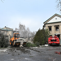 Наслідки обстрілу пологового будинку у Вільнянську Запорізької області. Фото: REUTERS