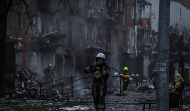 Наслідки ракетного удару по Вишгороду Київської області. Фото: REUTERS