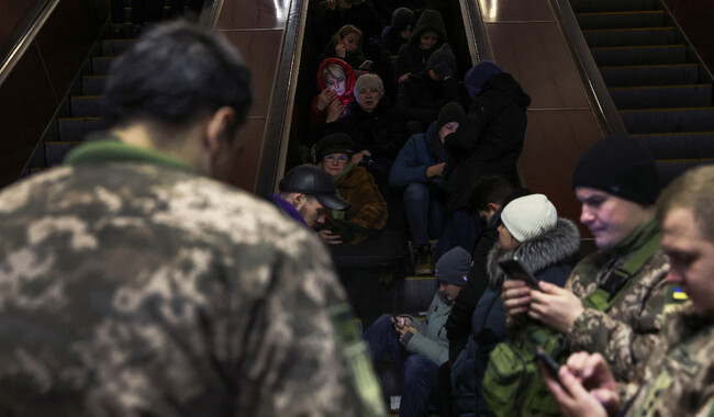 Люди ховаються у київському метро, під час тривоги. Фото: REUTERS/Shannon Stapleton