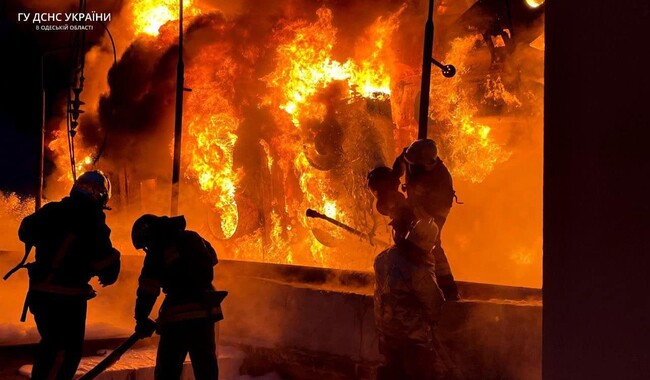 Пожежники гасять полум`я після обстрілу на Одещині. Фото: od.dsns.gov.ua