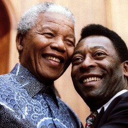 Президент Нельсон Мандела та Пеле посміхаються фотографам у Union Buildings у Преторії, Південна Африка (24 березня 1995). Фото: REUTERS/Juda Ngwenya