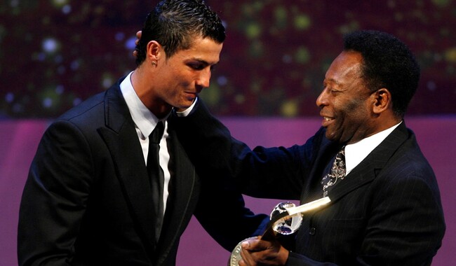 Кріштіану Роналду отримує нагороду FIFA World Player 2008 від Пеле у Цюріху, Швейцарія (12 січня 2009). Фото: REUTERS/Christian Hartmann
